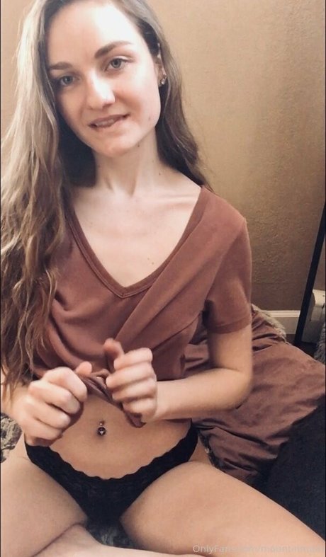 Naken läckt OnlyFans-bild av Mountinmadi