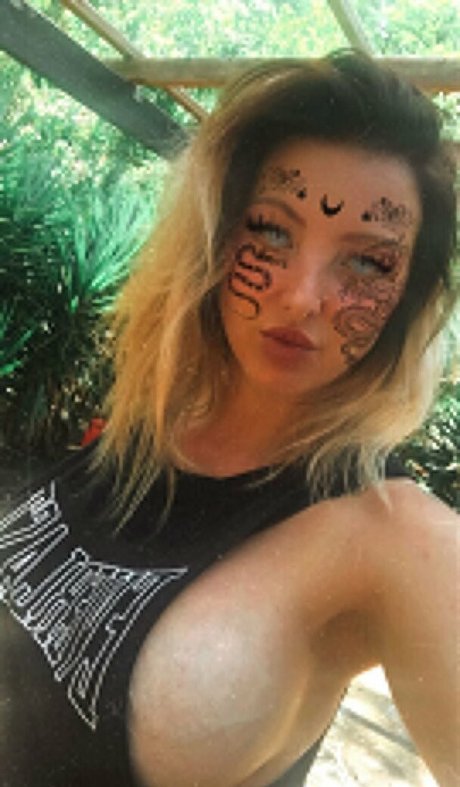 Alaston vuotanut OnlyFans-kuva Annie Anarchy