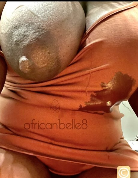 Naakte gelekte OnlyFans-foto van Africanbelle8