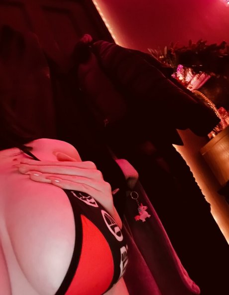 Naken läckt OnlyFans-bild av Elerievans