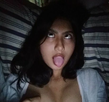 Naken lekkede OnlyFans-bilde av Michaela Trinos