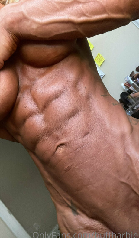 Nahá fotka uniklých OnlyFans od Buffbarbie