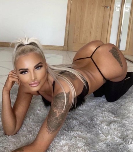 Naken läckt OnlyFans-bild av Natasha Cheri