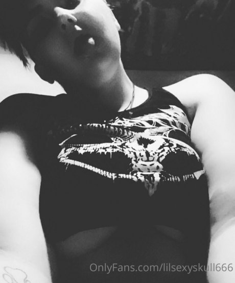 Nahá fotka uniklých OnlyFans od Skylar Rose Zombiez