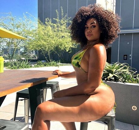 Naakte gelekte OnlyFans-foto van Alexus Danisha