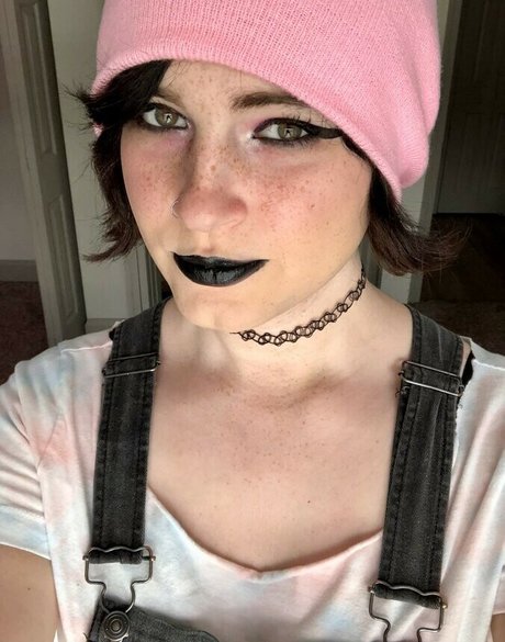 Nahá fotka uniklých OnlyFans od Scarlet Skeie