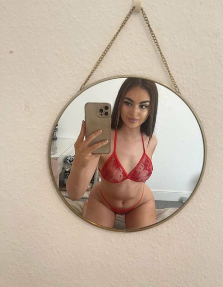 Nahá fotka uniklých OnlyFans od Lily Macsall