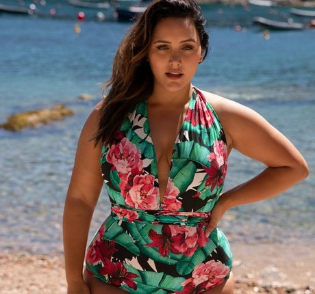 Naken lekkede OnlyFans-bilde av Yasmine Minovski