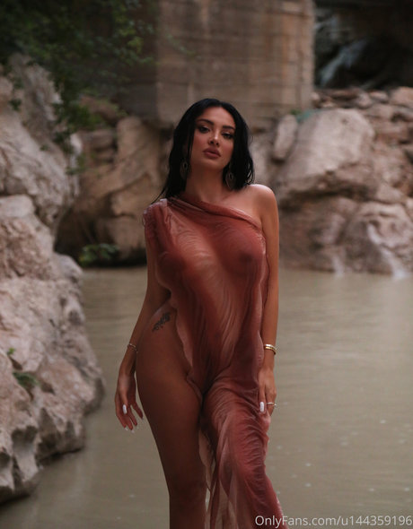 Naakte gelekte OnlyFans-foto van Redona Koci