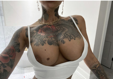 Nahá fotka uniklých OnlyFans od Zahrainchains