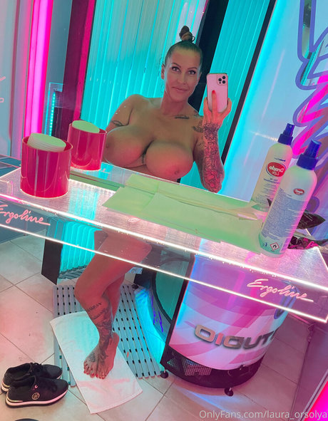 Naken läckt OnlyFans-bild av Laura Orsolya