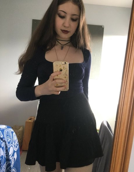 Naken lekkede OnlyFans-bilde av Uwubrat