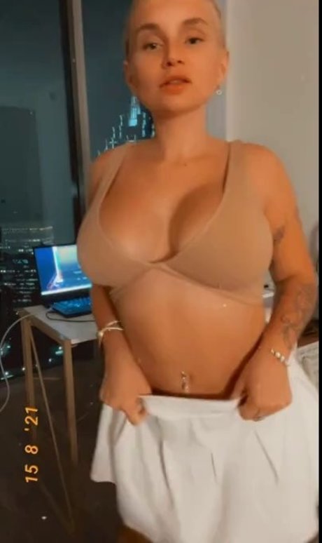 Naken lekkede OnlyFans-bilde av Realzoieburgher 