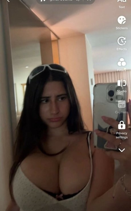 Naakte gelekte OnlyFans-foto van Gianna Jalal