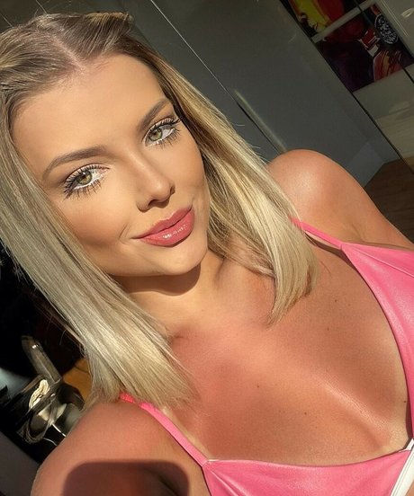 Nahá fotka uniklých OnlyFans od Carol Bresolin