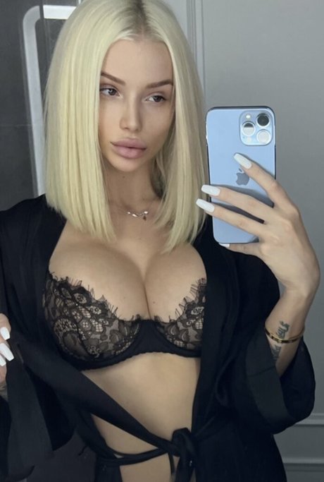 Naken läckt OnlyFans-bild av Liza Vdovina
