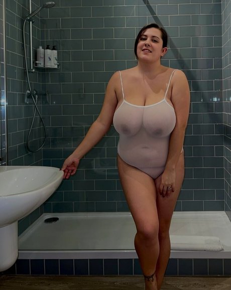 Naken lekkede OnlyFans-bilde av Ch3ryl4nngg