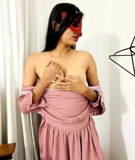 Nahá fotka uniklých OnlyFans od Neha Flex