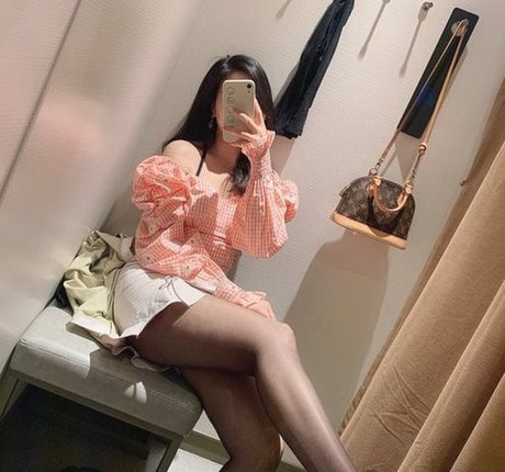 Naken läckt OnlyFans-bild av Didifootjob