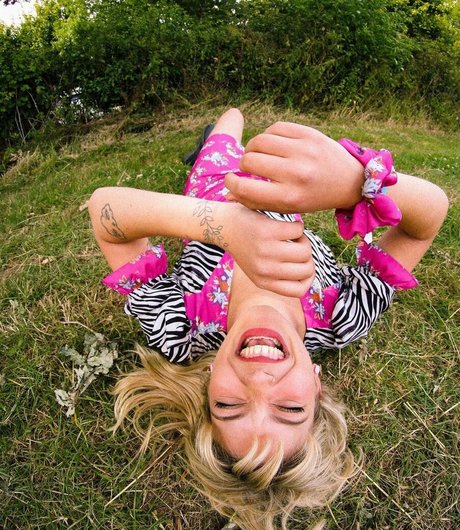 Naakte gelekte OnlyFans-foto van Cate Canning