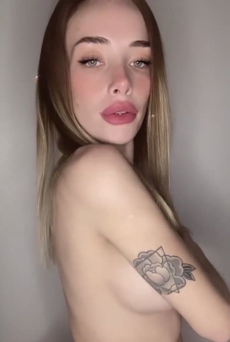 Nahá fotka uniklých OnlyFans od Melu Yoverno