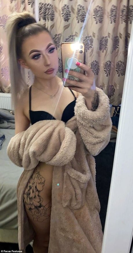 Naken läckt OnlyFans-bild av Hollyjoballard