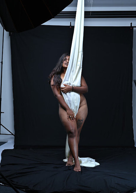Nahá fotka uniklých OnlyFans od The Hunters Girl Chubby Indian
