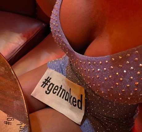 Naken läckt OnlyFans-bild av Hotwife Kim