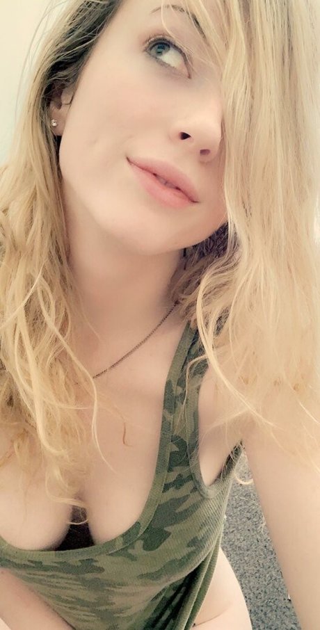 Foto desnuda filtrada de OnlyFans de Snowdogmom