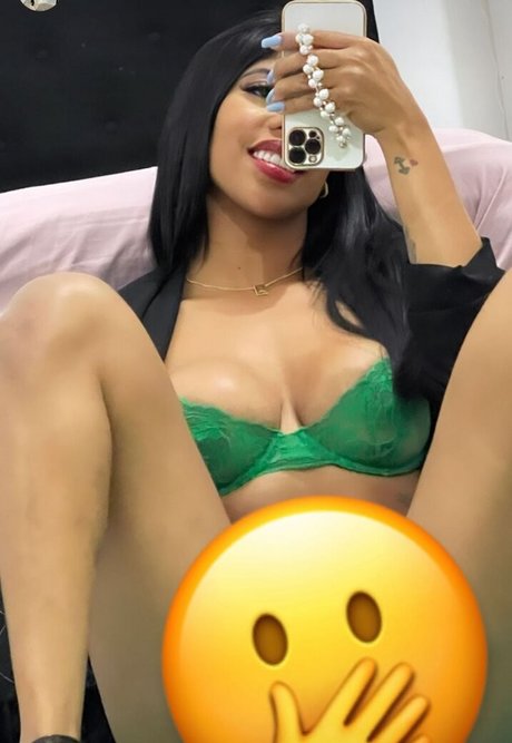 Naakte gelekte OnlyFans-foto van Julha Souza