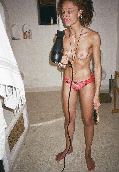 Naken läckt OnlyFans-bild av Adwoa Aboah