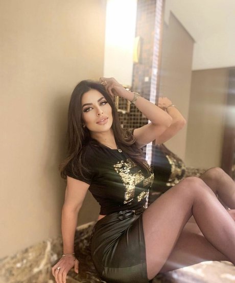 Naken läckt OnlyFans-bild av Amira Mounir Srarfi