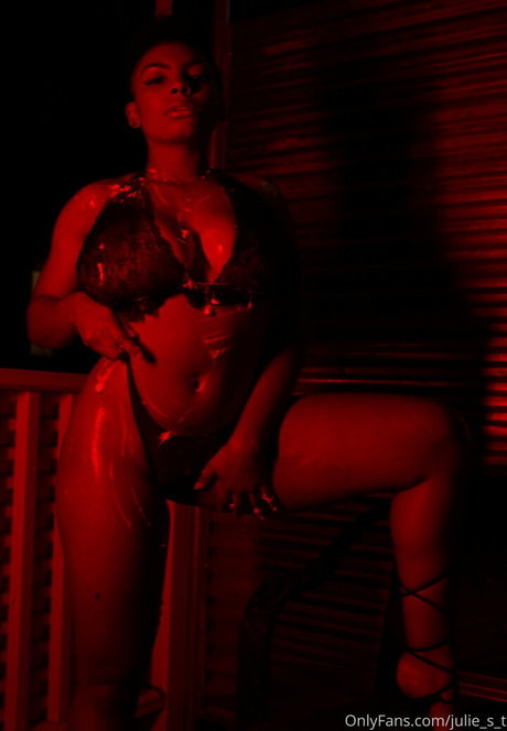 Foto nua vazada do OnlyFans de Julie Silver