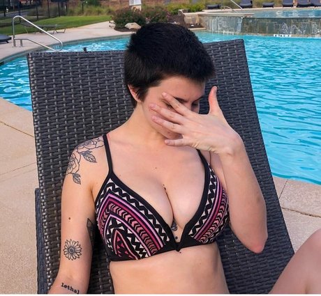 Nahá fotka uniklých OnlyFans od Noah Ivy
