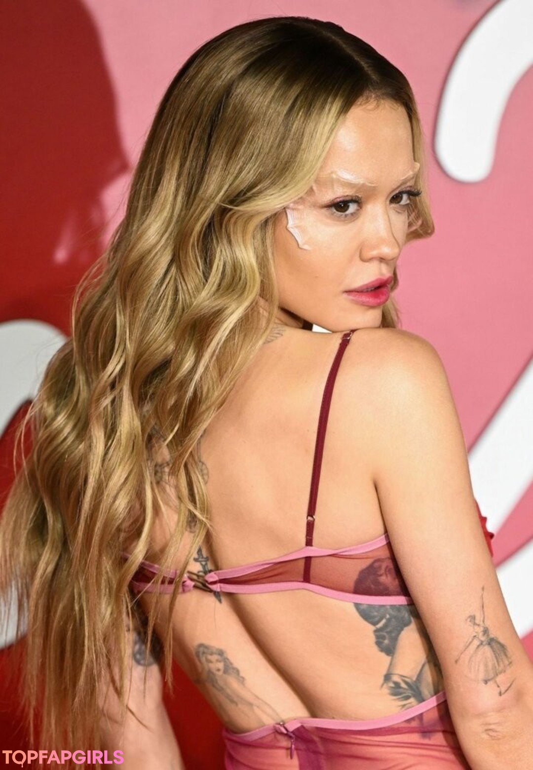 Nahá fotka uniklých OnlyFans od Rita Ora #1026