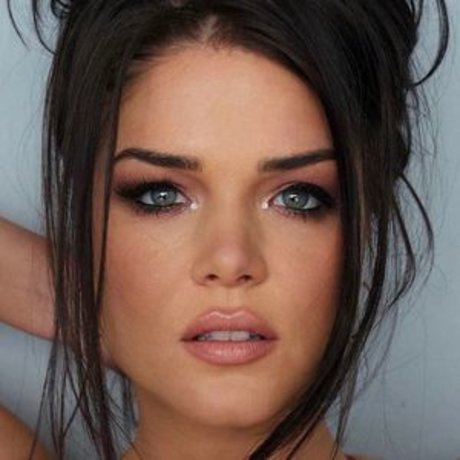 Naken läckt OnlyFans-bild av Marie Avgeropoulos