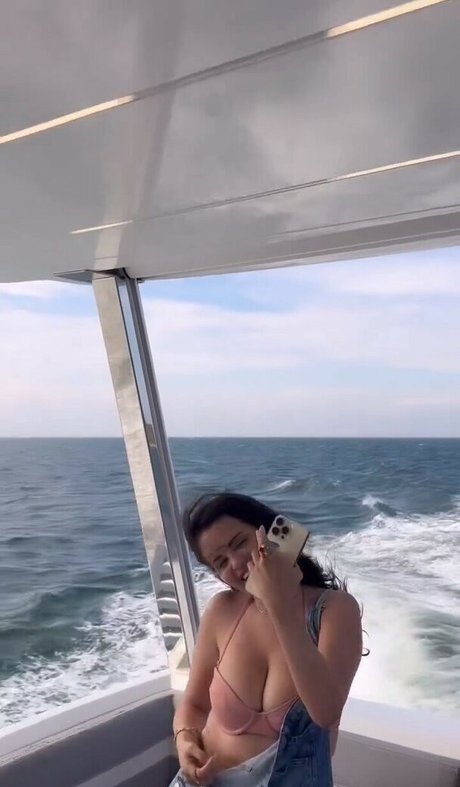 Nacktes geleaktes OnlyFans-Foto von Selena Gomez