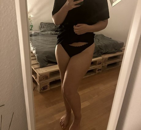 Naken läckt OnlyFans-bild av Kleinenymphe