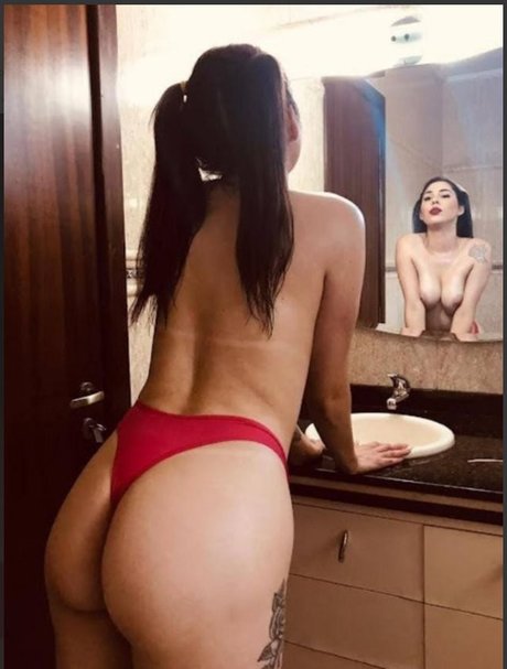 Nøgent lækket OnlyFans-billede af Mc Mayara