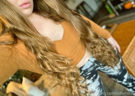 Nagie wyciekłe zdjęcie OnlyFans od Ellainferno
