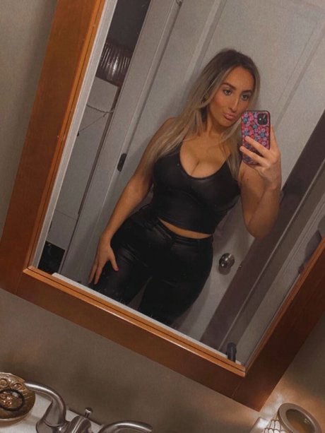 Naken läckt OnlyFans-bild av Angelina Cross