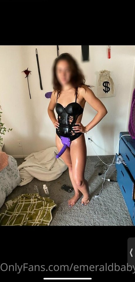 Naken läckt OnlyFans-bild av Emeraldbaby1