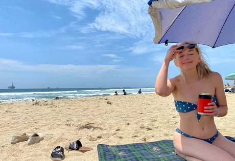 Nahá fotka uniklých OnlyFans od Emily Kinney