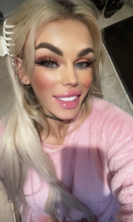 Nacktes geleaktes OnlyFans-Foto von Xbarbiemalibux