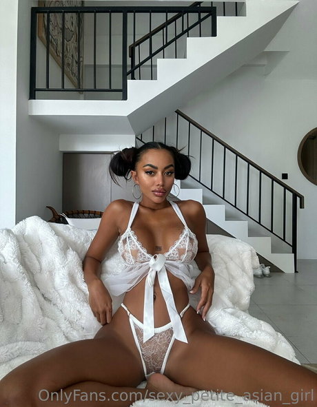 Naakte gelekte OnlyFans-foto van Sexypetiteasiangirl