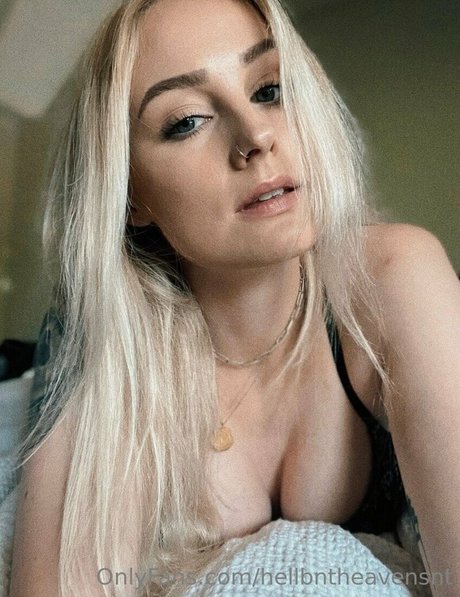 Nahá fotka uniklých OnlyFans od Hellbntheavensnt