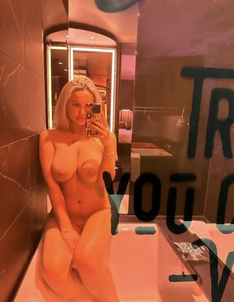 Nahá fotka uniklých OnlyFans od Vee Campbell