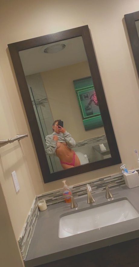 Photo nue de fuite OnlyFans de Noah Cyrus