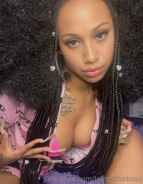 Alaston vuotanut OnlyFans-kuva Lalovetheboss