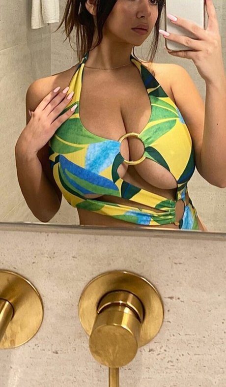 Naakte gelekte OnlyFans-foto van Coral Sharon